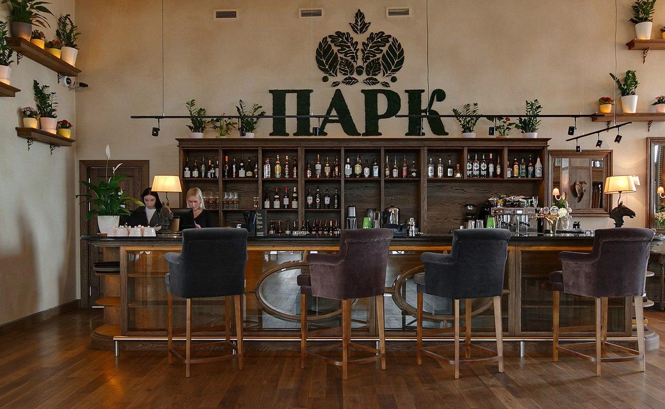 Недалеко от Полюстровских прудов находится элитный ресторан «Парк» с панорамными видами на сквер, Неву и Смольный собор. Место подходит как для семейного ужина, так и для просмотра футбольных матчей: здесь есть и летняя терраса и детская комната и плазмы, обозреваемые из любой части зала, а интерьер выполнен в приятных светлых тонах с большим количеством дерева.