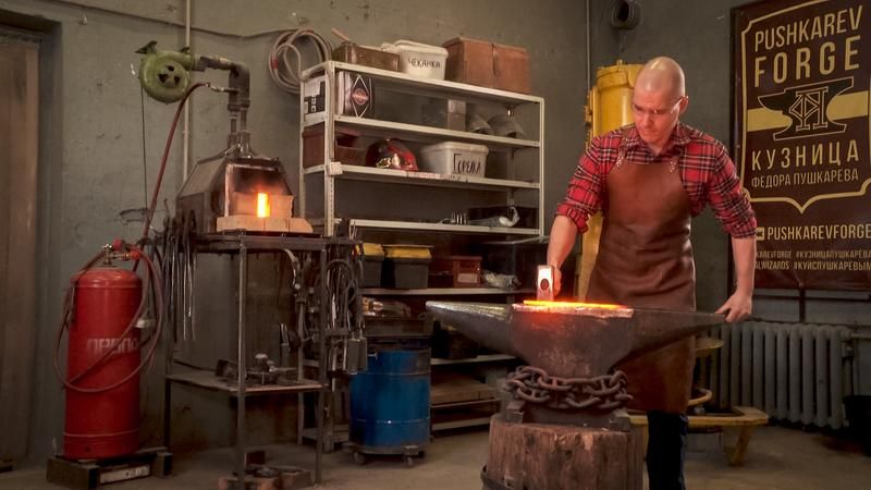 Питер Online нашел студии для тех, кто давно хочет поработать с деревом, металлом, глиной, тканью и стеклом. Совсем не обязательно иметь многолетний опыт и знания. Мастера с нуля обучат вас писать картины маслом, выдувать вазу, шить трендовую одежду, ковать из железа ножи, изготовлять ювелирные украшения и делать мебель из дерева.