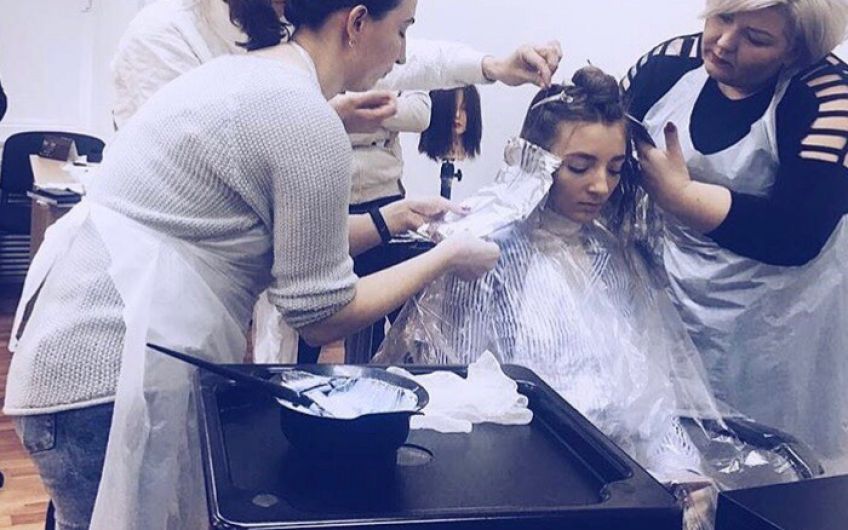 Также ученикам обещают практически стопроцентрое трудоустройство в сеть салонов красоты премиум-класса CHICAGO.&nbsp;