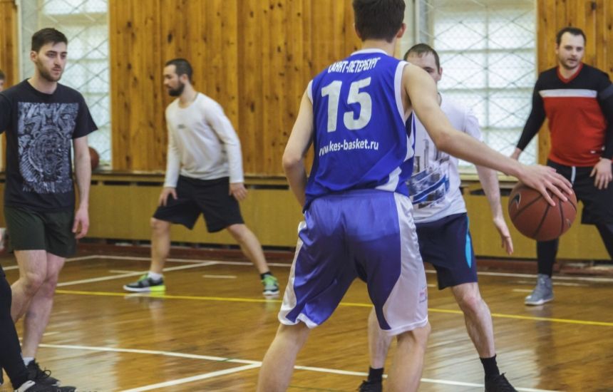 Каждое воскресенье по адресу Звенигородская 5 в спортзале ЦСКА собираются любители поиграть в баскетбол. Играют 5 на 5, при этом принять участие может только тот, кто играл в&nbsp; команде за школу, университет, город или страну. Таким образом поддерживается высокий соревновательный уровень.