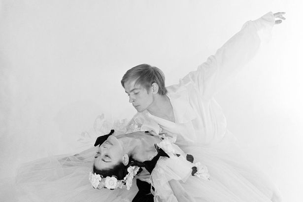 &nbsp;17 марта в кинотеатре «Ленинград Центра» пройдет показ фильма, рассказывающего историю жизни короля танца Рудольфа Нуреева.&nbsp;В фокусе яркого и трогательного фильма от номинантов премии BAFTA невероятная жизнь самого знаменитого балетного танцовщика, который вышел за границы славы балетного мира и стал настоящим поп-идолом своего поколения.