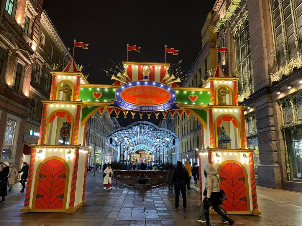 Каток среди леса, рождественские концерты в особняке, сверкающие ярмарки с запахом корицы и глинтвейна, атмосферные кафешки и умопомрачительные декорации улиц — вот они, атрибуты новогоднего Петербурга. Вы без напряга организуете себе насыщенную программу на праздники. Читайте статью Питер Online и сохраняйте 30 классных идей, куда пойти и на что посмотреть в зимние каникулы.