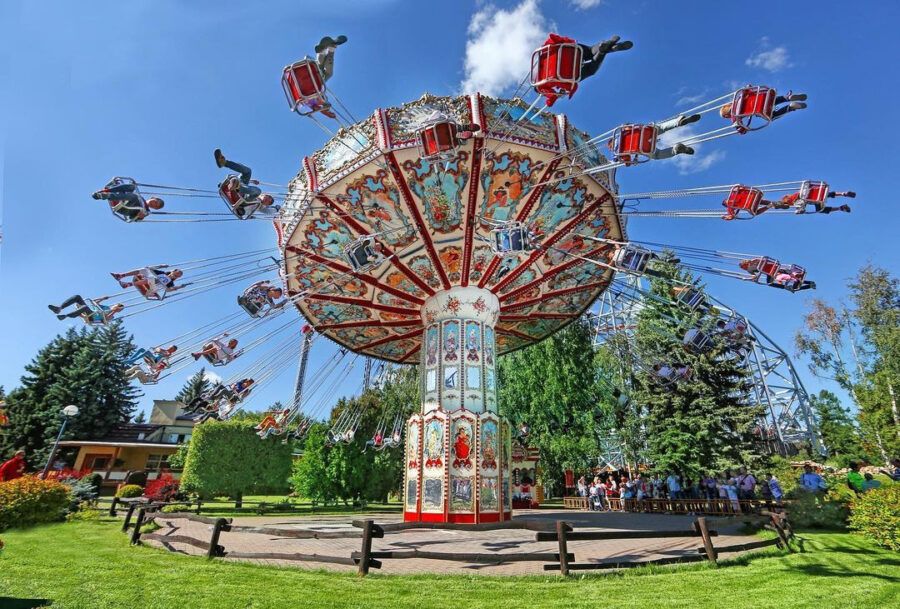 Вид на парк аттракционов Диво Остров в Санкт-Петербурге с захватывающими горками и каруселями
