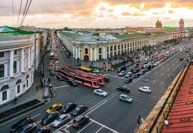 С 1 октября в городе возобновится трамвайное движение по всей Садовой улице. Также по новому маршруту можно будет переехать через Троицкий мост. В День без автомобиля состоялся пробный запуск трамвая по исторической трассе маршрута № 3 от площади Репина до площади Ленина. Эксперимент был признан удачным и именно поэтому петербуржцы уже с начала октября смогут проехать по историческому трамвайному маршруту.