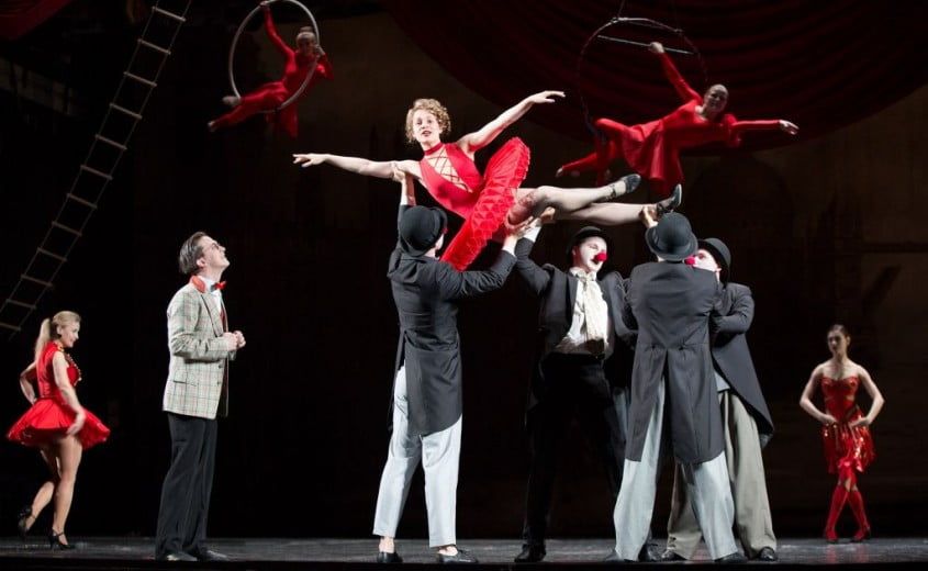 Первый в России фестиваль «Оперетта-Парк» пройдет с 17 по 19 июня у стен Гатчинского дворца. Звезды оперетты в сопровождении оркестра Театра музыкальной комедии, артисты цирка, танцоры, каскадеры и наездники — в эти даты для зрителей подготовили целое шоу, наполненное яркими моментами, прекрасным звуком и событиями.