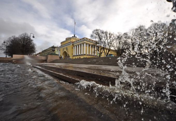 u0412 u041fu0435u0442u0435u0440u0431u0443u0440u0433 u0432u043eu0437u0432u0440u0430u0449u0430u0435u0442u0441u044f u0448u0442u043eu0440u043cu043eu0432u043eu0439 u0432u0435u0442u0435u0440