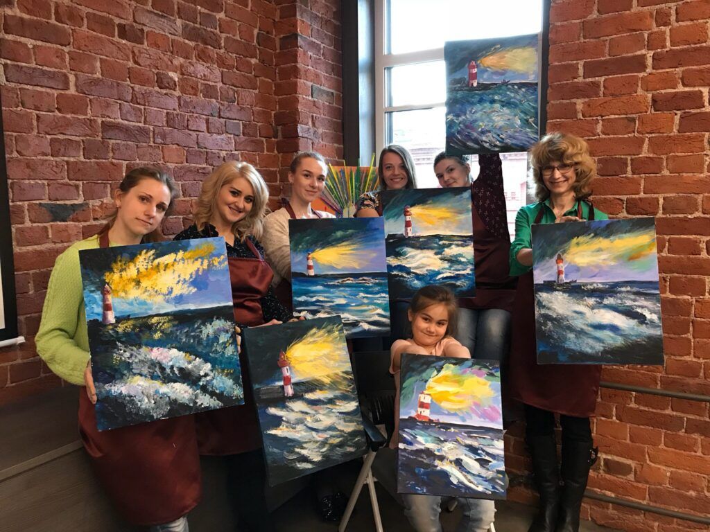 Интерьерные картины, созданные на мастер-классе в студии ZuART: абстрактные работы с текстурами и яркими цветами