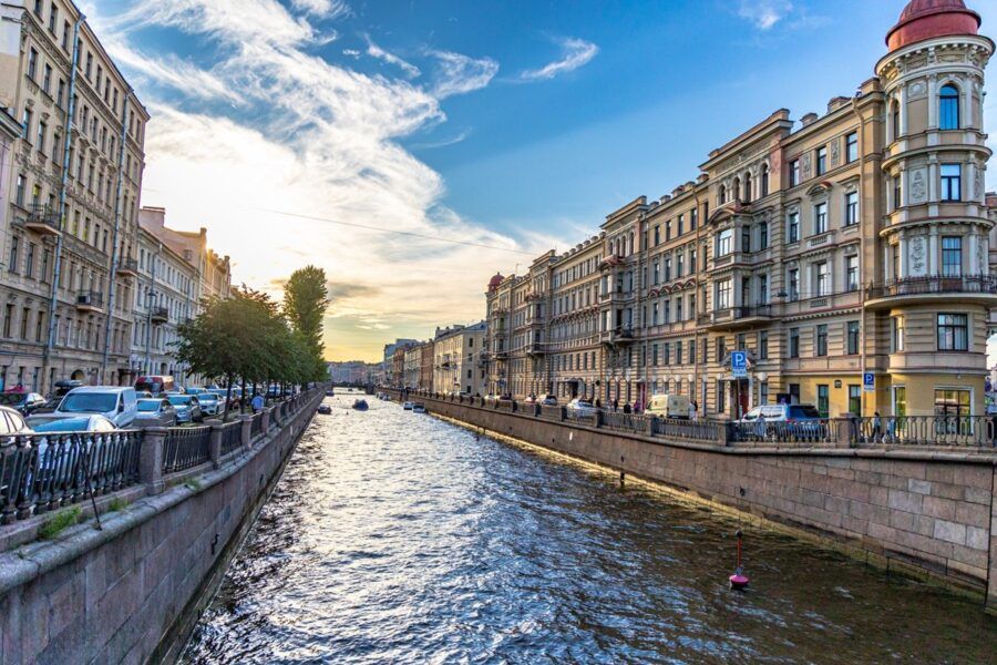 Теплоход на развод мостов, метеор в Петергоф, прогулки по крышам и мистические экскурсии — 15 маршрутов для незабываемого летнего Петербурга.