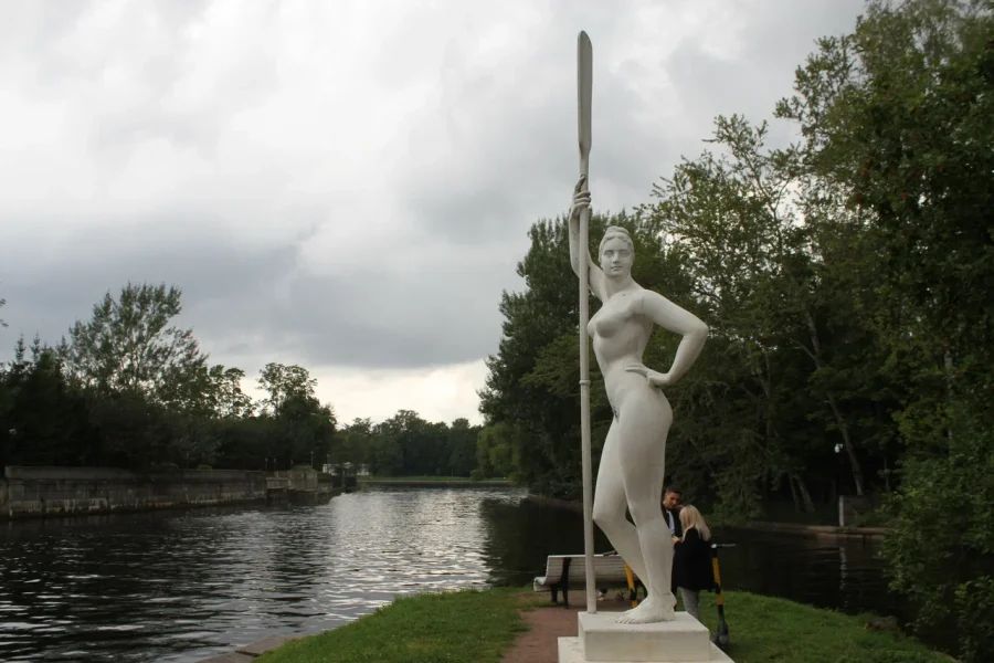 В 1979 году съёмочная группа «Шерлока Холмса» искала викторианский Лондон — и нашла его в Ленинграде. Каменный остров с дачами модерна, псевдоготическими особняками и туманами над Невкой стал идеальной декорацией. Этот маршрут — 5 километров по «русскому Лондону»: от дома, где жили братья Шолто, до особняка Ирэн Адлер.