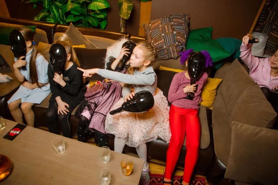 Подростки играют в Мафию