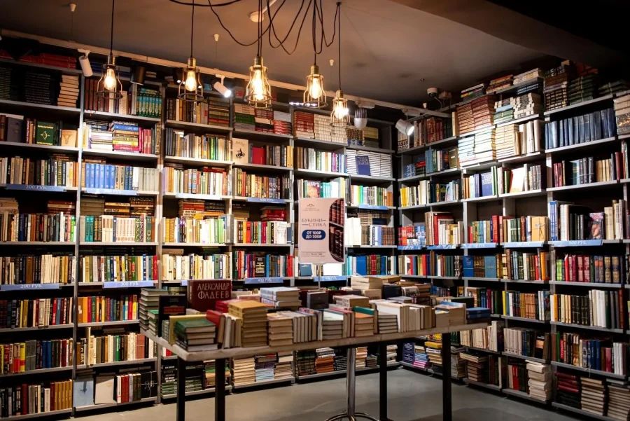 Интерьер Книжной лавки писателей с полками книг