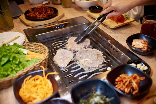 Взять аппетитный кусочек баранины, говядины или другого мяса, самостоятельно приготовить вкуснейшее блюдо под присмотром профессионалов корейской кухни и насладиться им с семьей, любимым человеком или друзьями. Такое необычное посещение предлагает своим гостям ресторан корейской кухни Korean BBQ Гриль 코바. А к мясу хорошо бы взять и другие традиционные блюда.