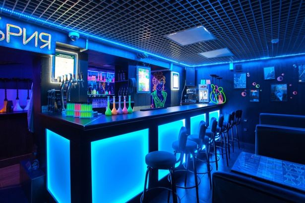 Как только в химическом баре «Лаборатория 31» узнают, что у кого-то из гостей День Рождения, сумасшедшие ученые тут-же начинают готовить страшно вкусное дымящееся зелье, приготовленное по особой формуле, повара разрабатывают нежный аппетитный чизкейк, в который главный химик ставит несдуваемую свечу.