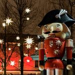 Школьные каникулы с 29 декабря по 11 января — 14 дней, которые дети запомнят надолго. Собрали 20 проверенных мест: от нового MazaPark на севере до ледовых дорожек в сосновом лесу Охта Парка. Катки, VR-арены, ёлки и научные шоу — с ценами от 300₽.