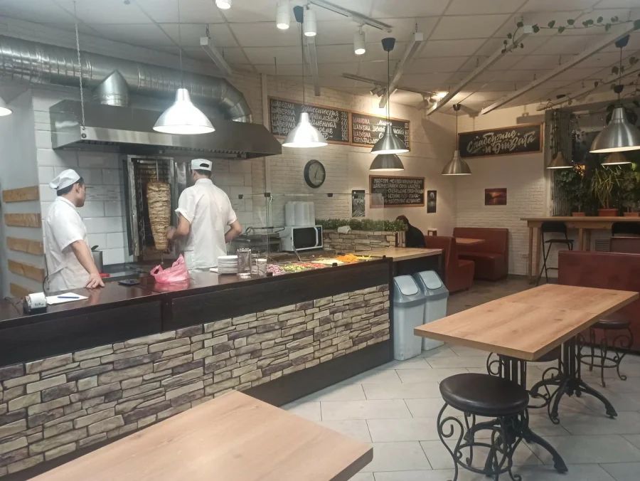 Шаверма в Петербурге — это не просто еда, а часть городской культуры. Мы проверили десятки заведений и отобрали только те, где действительно вкусно готовят и куда стоит ехать. В этом гиде — только работающие места с актуальными ценами и адесами.