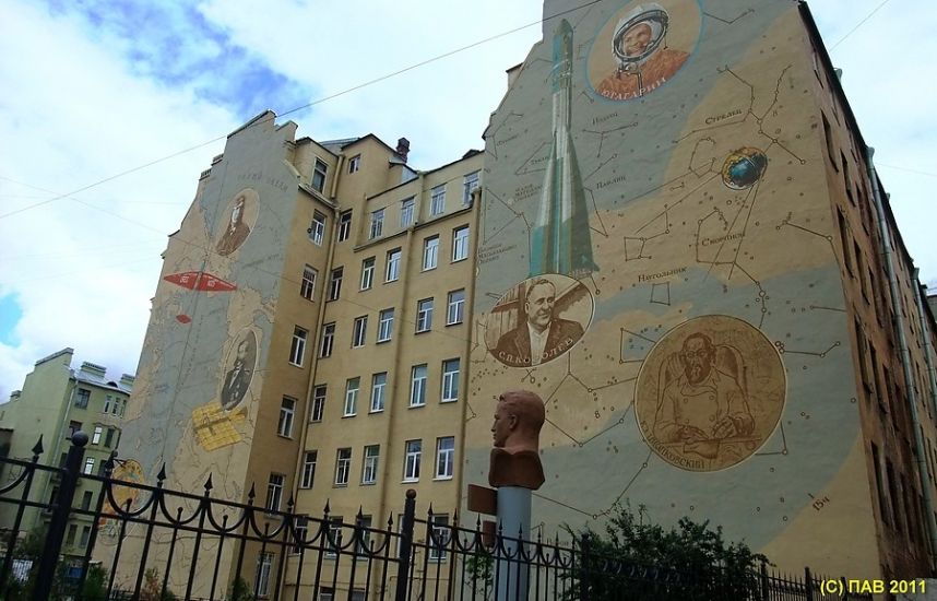 Сквер с памятником знаменитому летчику Валерию Чкалову