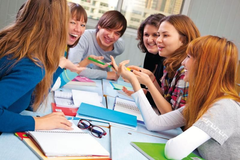 Научиться классно кататься на роликах, изучить основы журналистики и фотографии, стать настоящим мастером Кунг-фу, обучиться игре на барабанах и различным видам жонглирования, начать танцевать страстное танго, попробовать себя в актерском амплуа, получить прекрасную растяжку в Петербурге может любой желающий не потратив ни копейки.