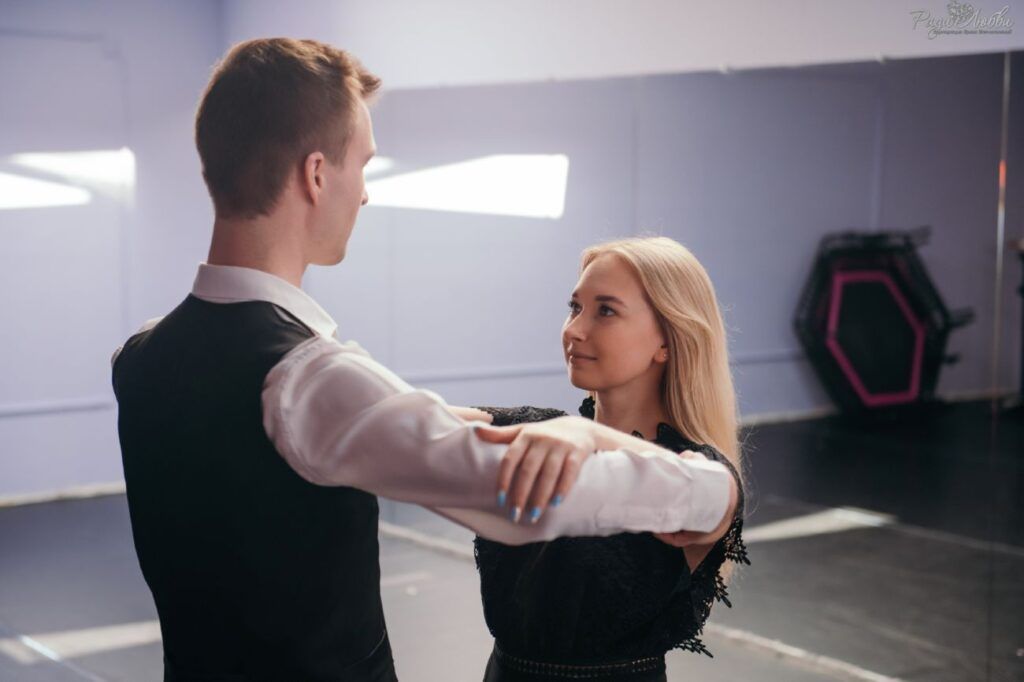 Пара танцует в зале школы Триумф
