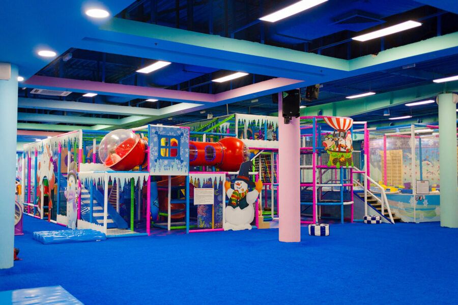 Многоуровневый лабиринт и игровая зона в развлекательном центре Хлоп-Топ в Санкт-Петербурге