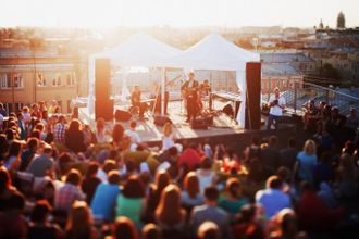 u041eu0442u043au0440u044bu0442u0438u0435 u043cu0443u0437u044bu043au0430u043bu044cu043du043eu0433u043e u0444u0435u0441u0442u0438u0432u0430u043bu044f u043du0430 u043au0440u044bu0448u0430u0445 Roof Music Fest