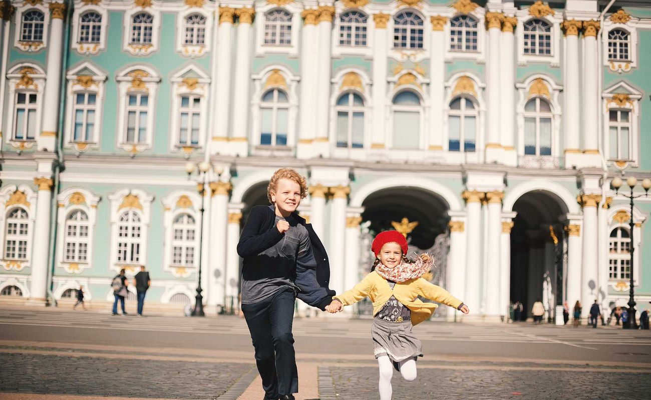 Впереди День знаний — 1 сентября, который еще и выпадает на пятницу. Отличный повод провести время со своим ребенком, устроить ему приятный вечер после школы и продлить лето хотя бы на один день. Можете выбрать активный отдых или же провести время в расслабленной обстановке. Рассказываем, куда можно сходить.