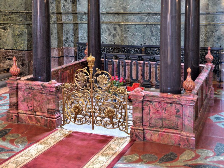 Фрагмент мостовой под сенью внутри Спаса-на-Крови, сохраненный на месте убийства императора Александра II