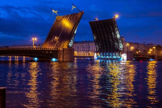 Все лето жители и гости Северной столицы могут любоваться разведением Дворцового моста под аккомпанемент симфонического оркестра. Фестиваль «Поющие мосты» проводится уже третий год и стал визитной карточкой города.