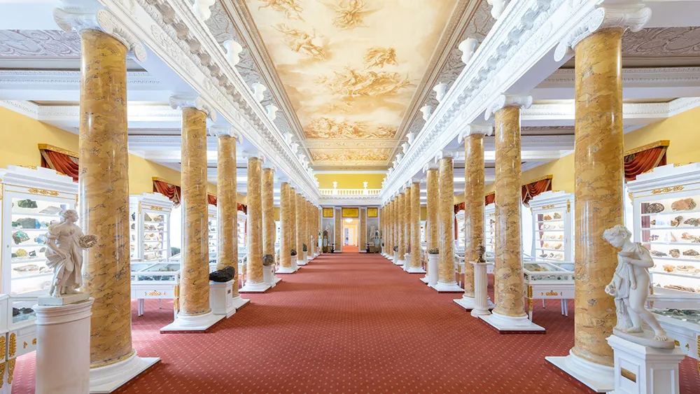 Колонный зал Горного музея в Санкт-Петербурге с минералогическими витринами