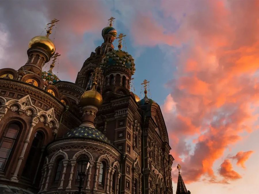 Спас-на-Крови в сумерках с подсветкой - современный вид храма, функционирующего как музей и место богослужений