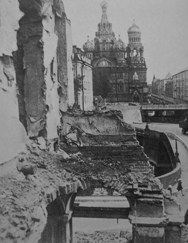 Спас-на-Крови во время блокады Ленинграда, когда внутри храма размещался морг для погибших горожан