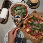 На месте Pizza Point заработало бистро Moa. В меню — микс Греции, Израиля и Испании, в интерьере — морское дно и люстра-медуза.