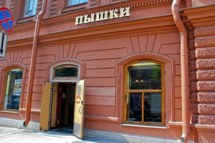 Легендарная пышечная с 1958 года: аппарат тех лет, пышка 30 ₽, аренду продлили до 2029-го.