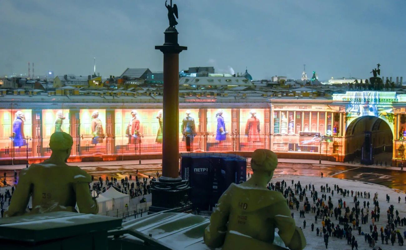 На Дворцовой площади в конце последнего месяца лета вновь всю ночь будут бесплатно показывать кино. 27 августа в рамках всероссийской акции «Ночь кино» покажут&nbsp;«Легенду № 17», «Батальонъ» и «Смешариков». Также планируют праздничное шоу и другие развлекательные мероприятия, программа пока уточняется и будет известна позже.