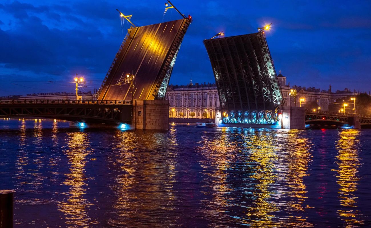 Все лето жители и гости Северной столицы могут любоваться разведением Дворцового моста под аккомпанемент симфонического оркестра. Фестиваль «Поющие мосты» проводится уже третий год и стал визитной карточкой города.