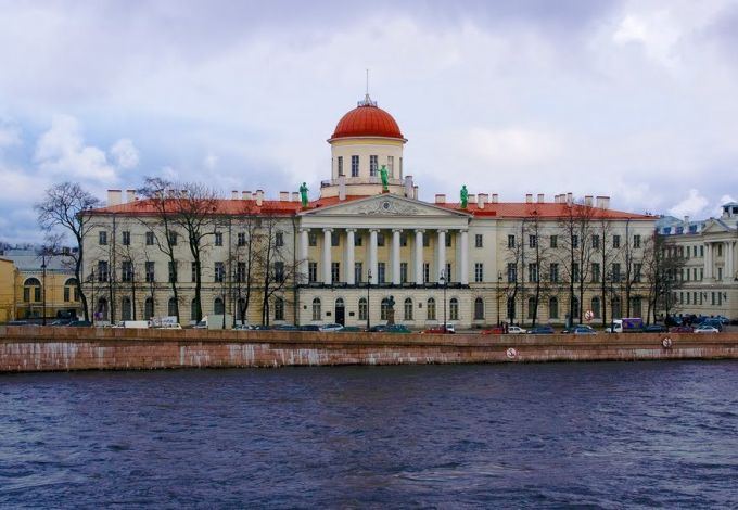 Внутренние залы Пушкинского Дома с литературными экспонатами и портретами писателей