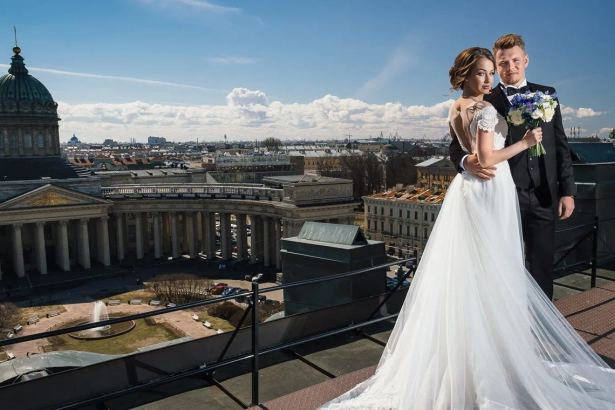 Представительства Pronovias и Vera Wang, авторские ателье с силуэтами А-линии и «русалки» — и примерка как отдельное событие для невесты.