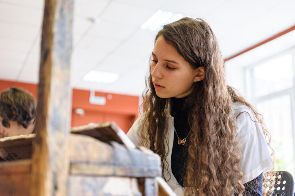 Подготовиться к кембриджским тестам и поступить в Гарвард, расширить свои знания в физике или развить свои навыки и стать экспертами в определенной области. В настоящее время существует множество школ, которые предлагают ученикам углубленное изучение различных предметов. Питер Online собрал список таких школ Петербурга, где работаю профессиональные педагоги, обладающие большим опытом, современные авторские программы и интересные внеклассные занятия.