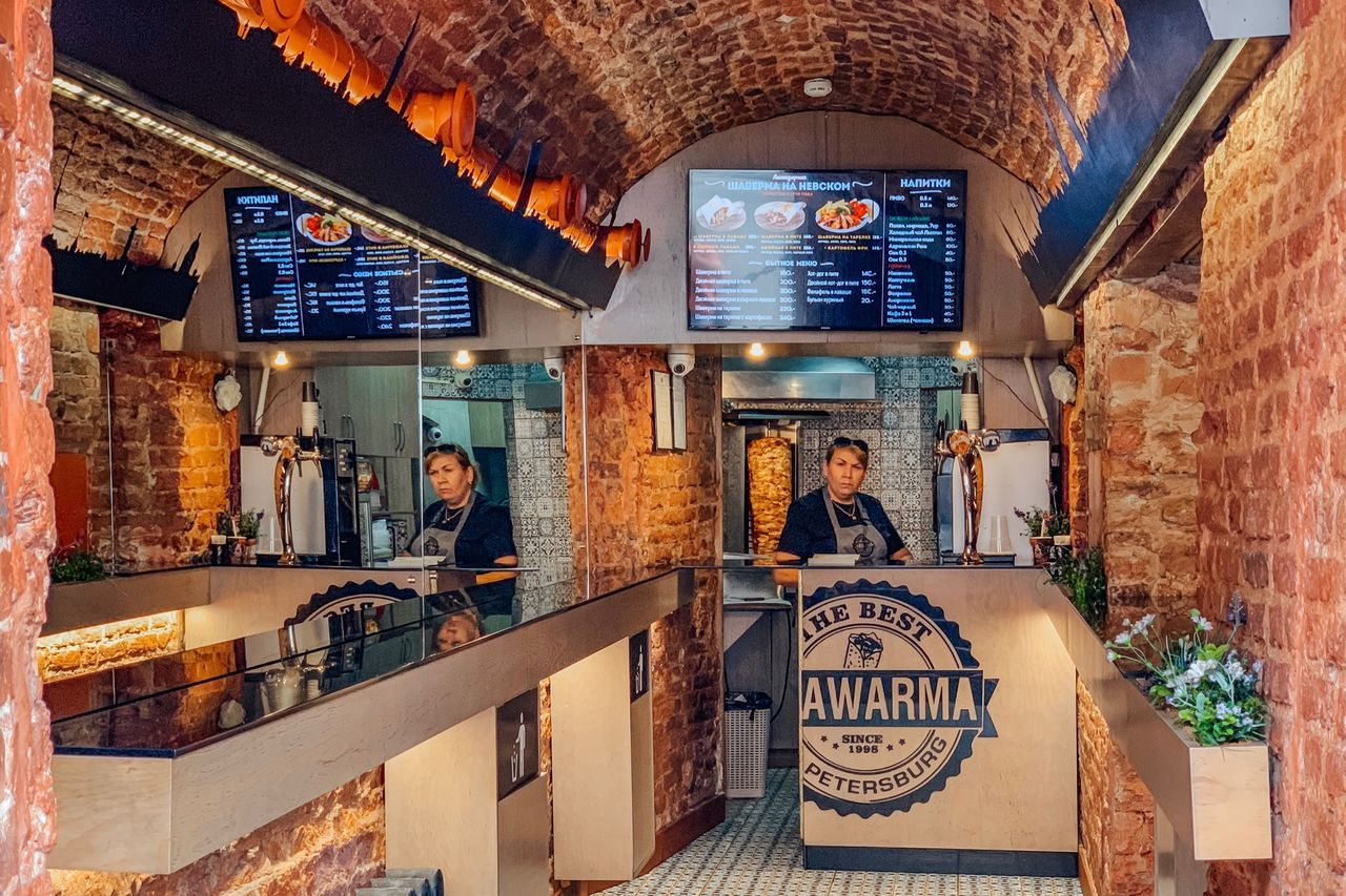 Культовая шаверма на Литейном проспекте с квадратным лавашем