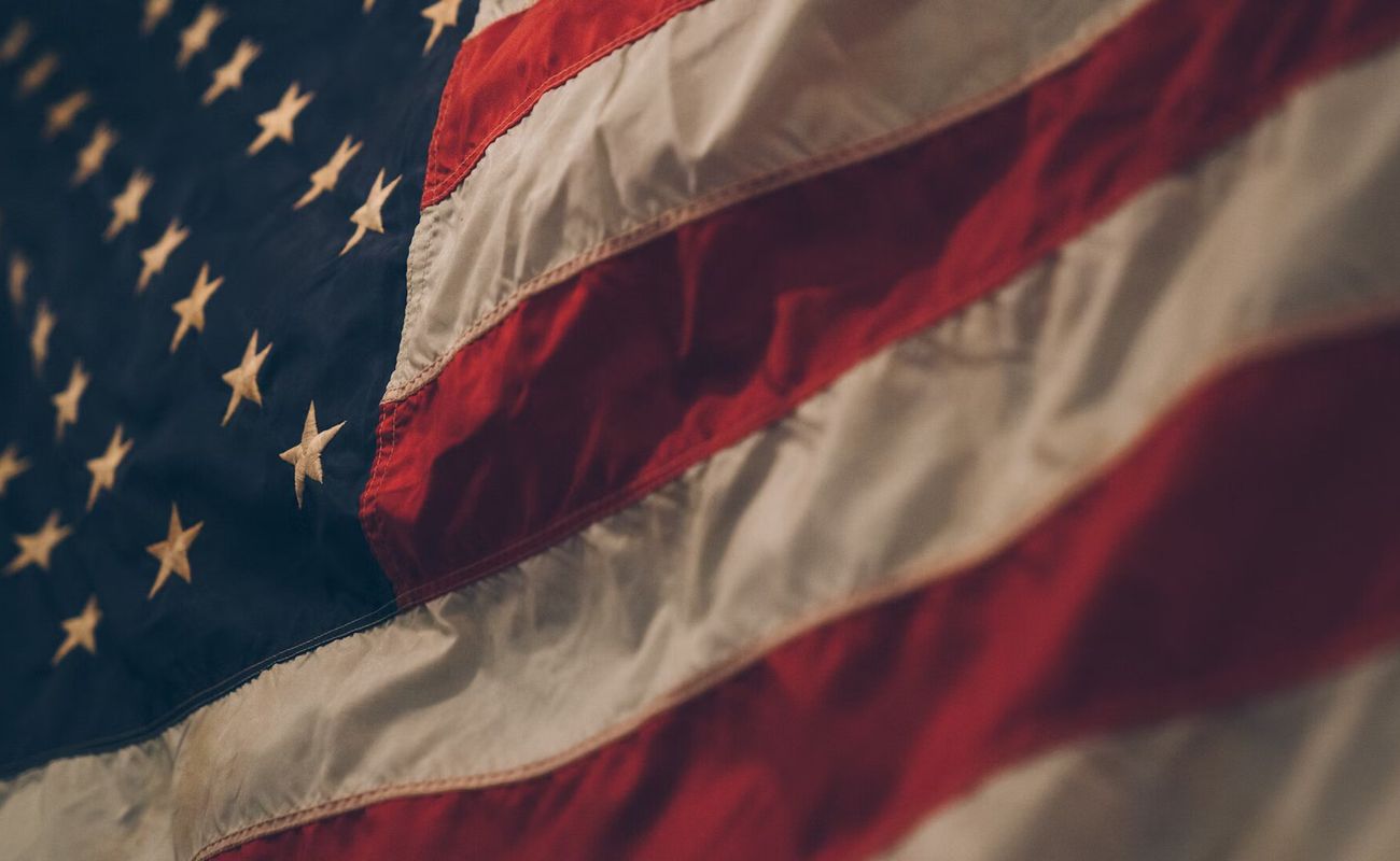 Московское консульство США закрыто для виз — но нерезидентам открыты более 100 консульств по миру, и выбор страны влияет на шансы получить разрешение.