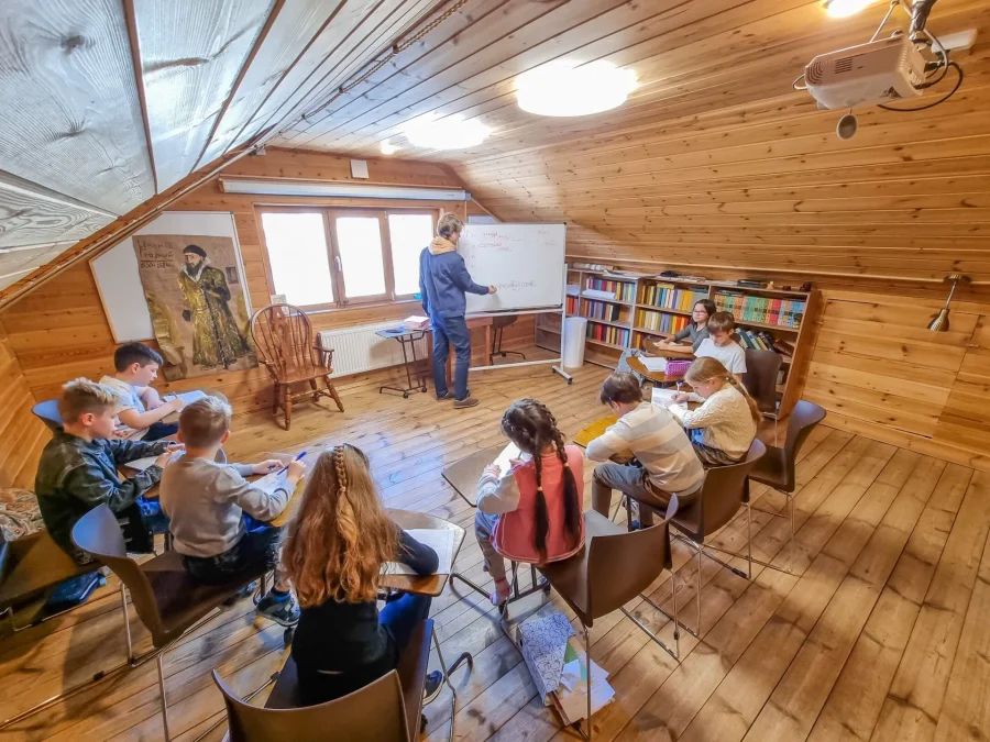 Например, в школе Priviata внимание уделяется игровым подходам и развитию критического мышления и креативности. Лицей «Паскаль» и школа «Аксон» подчеркивают важность индивидуального подхода и всестороннего развития учеников. В школе «Деловая волна» сочетаются российские и британские образовательные стандарты, а «Тет-А-Тет» привлекает сильным акцентом на творчество и искусства, в то время как «Артхелло Атлас» привлекает полным учебным днем до 19:00 и собственным бассейном. Эти и другие частные школы Петербурга обеспечивают высокий уровень обучения и подготовку к современной жизни.