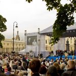 До 9 июля движение транспорта по улице от площади Искусств до Садовой будет прекращено, а на самой площади развернется большая праздничная программа с рыцарскими турнирами, свадебными танцами, шествием супружеских пар и концертом.