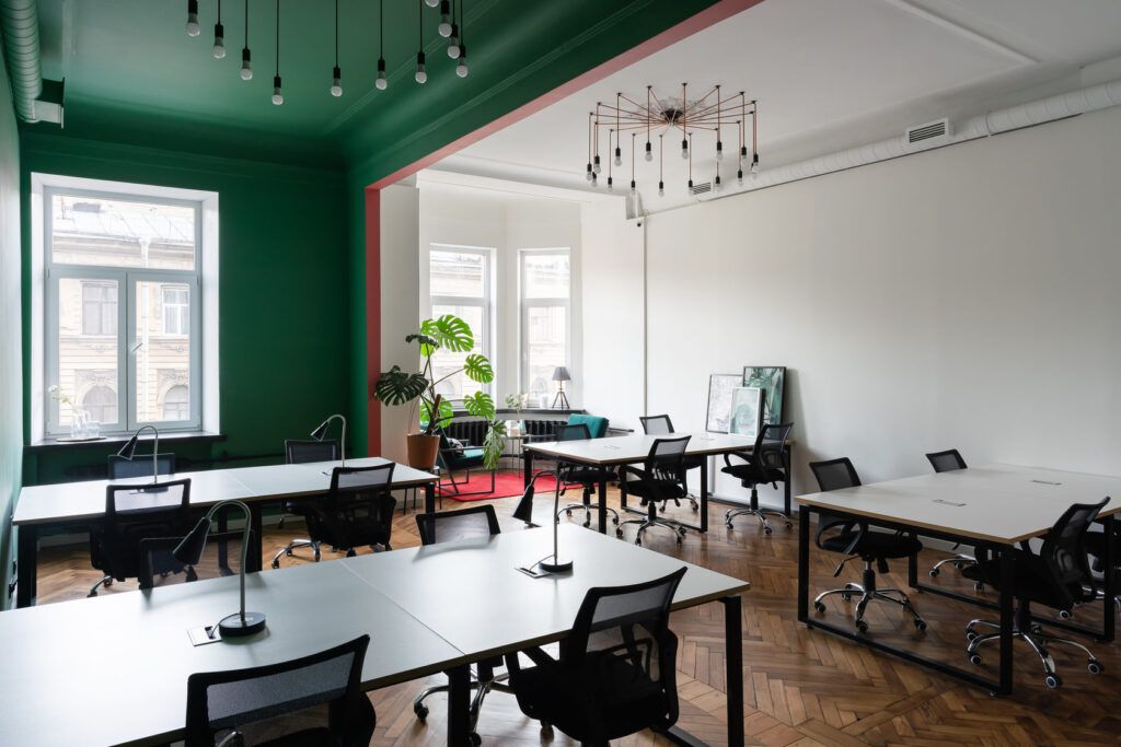 Вместо офиса и дома — комфортные и стильные рабочие пространства, где только вы, тишина и ноутбук. Ну и еще пара-тройка горящих дедлайнов, куда же без них. Питер Online составил подборку мест, где можно спокойно поработать, устроить совещания, провести занятия и подготовиться к экзаменам.