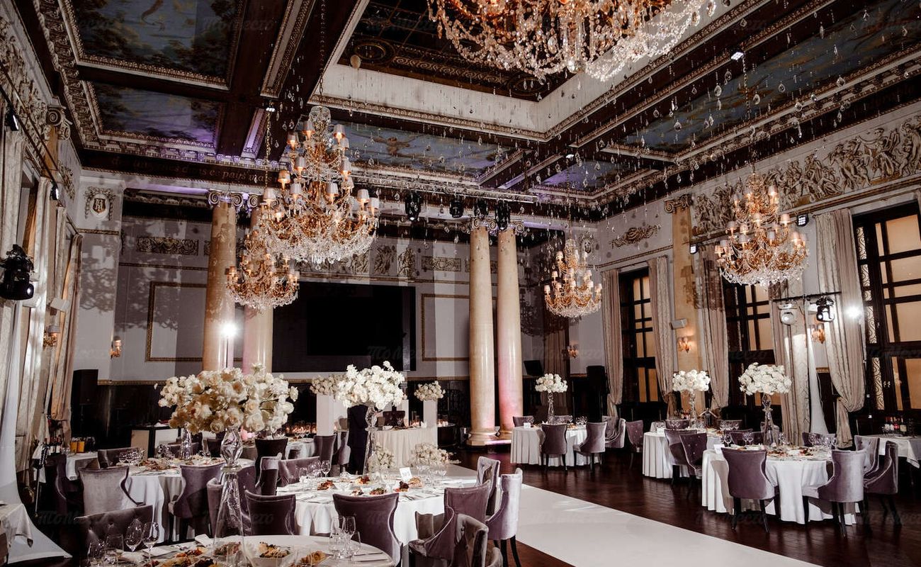 В вашей жизни произошло радостное событие, и вы хотите отметить его с размахом? Нет ничего проще. В Северной столице можно найти банкетный зал в любом стиле и на любой вкус. В каждом случае обслуживание будет на высшем уровне. Питер Online предлагает топ-15 лучших банкетных залов в городе на Неве.