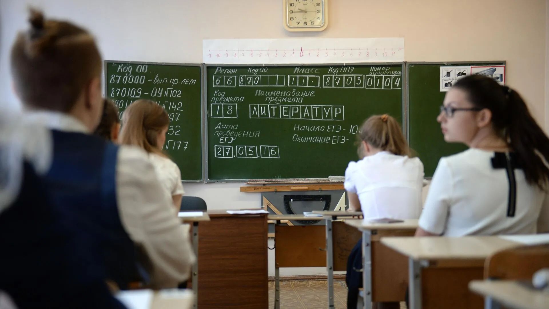 Школьники в классе перед началом ЕГЭ по литературе
