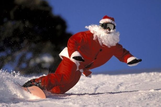 u0414u0432u043eu0440 u0432 u0446u0435u043du0442u0440u0435 u0433u043eu0440u043eu0434u0430 u0437u0430u0441u044bu043fu043bu044eu0442 u0441u043du0435u0433u043eu043c u0438 u0443u0441u0442u0440u043eu044fu0442 u043du043eu0432u043eu0433u043eu0434u043du0438u0439 u043fu0440u0430u0437u0434u043du0438u043a