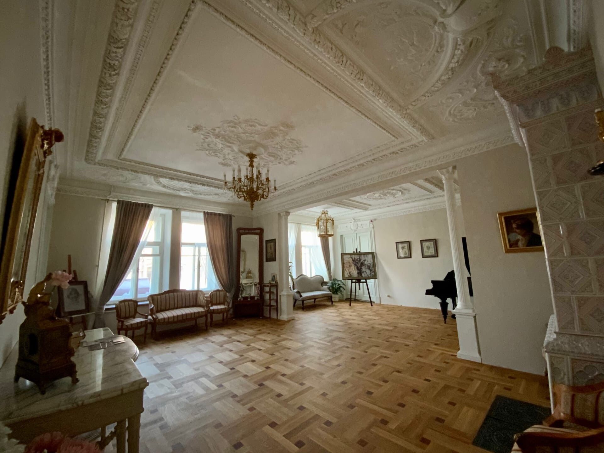 Хотите перенестись в эпоху конца XIX века и сделать незабываемые снимки в окружении подлинного антиквариата? Арт-пространство «Квартира №6» — это место, где каждый уголок дышит историей. Лепнина, бронзовые люстры, старинное пианино и мебель в стиле рококо создают атмосферу, которая идеально подходит для фотосессий, мероприятий и съёмок в жанре петербургской Love Story.