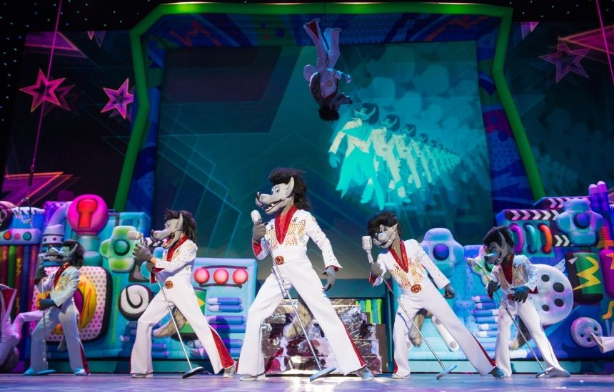 Самое посещаемое новогоднее шоу России «Ну, погоди! Поймай звезду» пройдет в Санкт-Петербурге с 30 декабря по 6 января в многофункциональном комплексе «М-1 Арена».&nbsp;&nbsp;В 2017 году шоу «Ну, погоди! Поймай звезду» собрало рекордное количество зрителей в Москве – 240&nbsp;000 человек и стало самым посещаемым детским новогодним московским праздником.&nbsp;В 2018 году шоу приезжает в Петербург.