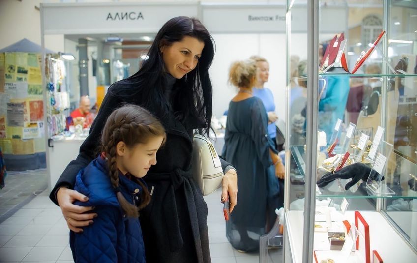 В Музее Варежки проходит удивительная интерактивная выставка поделок из пряников. Здесь есть целый движущий пряничный город, Исаакиевский собор, сделанный из лакомства, волшебные герои нового года из разных стран со своими усадьбами — Зюзя, Кыш Бабай и Российский Дед Мороз и многое другое.