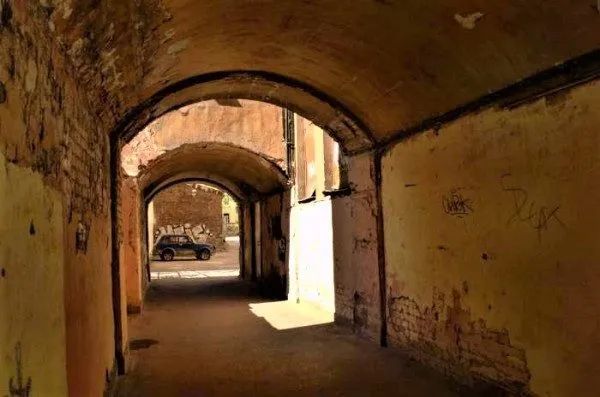 Светящаяся арка на 13-й линии Васильевского острова с лучом света, проходящим сквозь нее