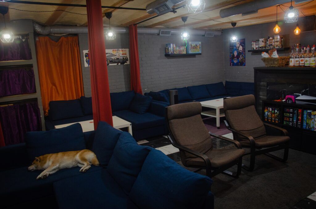 Исследуйте мир «Манчкина», «Уно», «Каркассона», «Диксита» и других захватывающих игр, посетив уютные кафе и игровые лофты в Петербурге. Выбирайте из списка лучших антикафе, где можно сыграть в «Мафию», сразиться в PlayStation, насладиться ароматным чаем по литрам и насладиться изысканными лакомствами. Полная информация о тарифах, адресах и режиме работы – в нашей подборке мест, где поиграть в настолки.